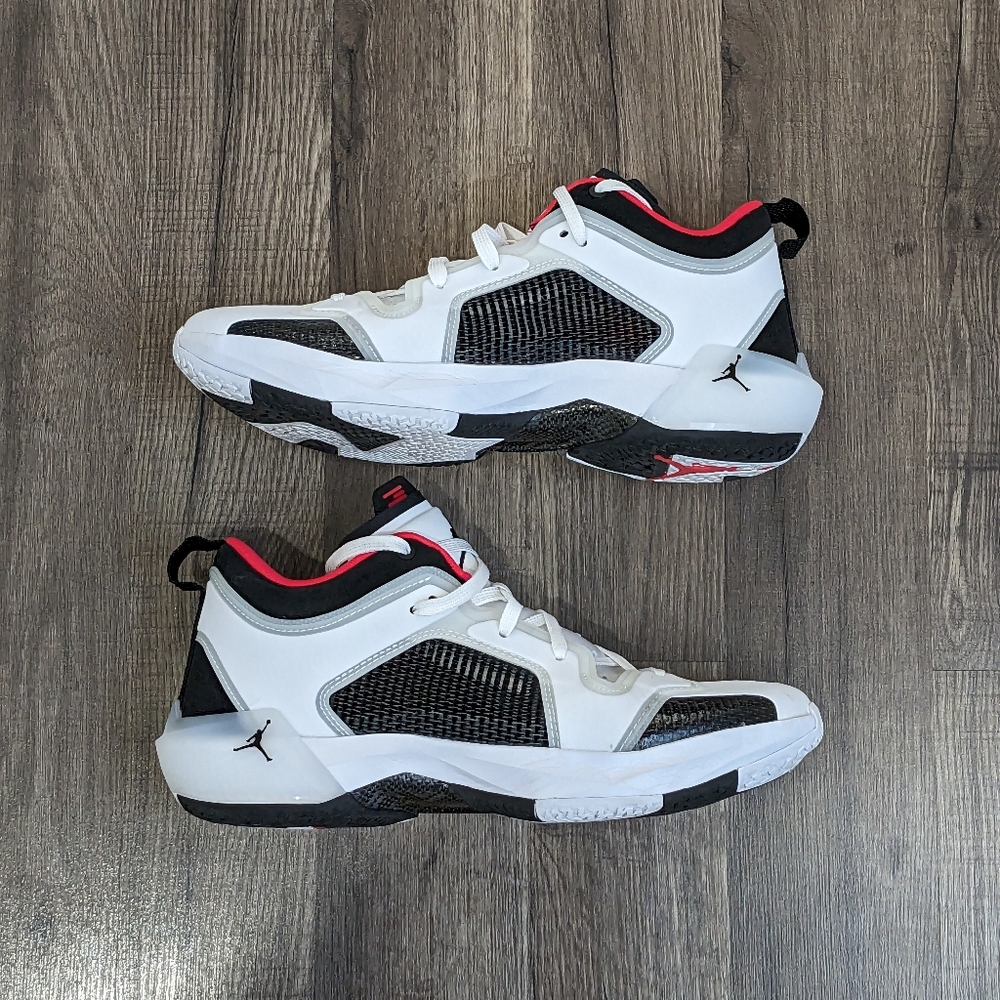 Jordan 37 XXXVII Low 'Siren Red' Sz 9.5